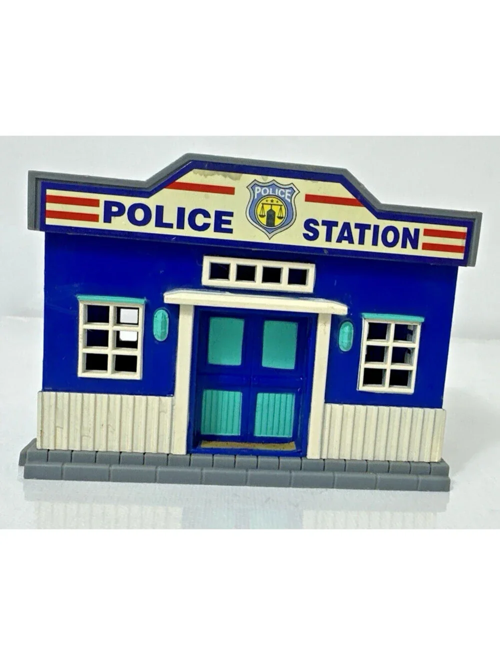 HO Scale Town Residential Lot - Vintage Walthers Rooming House & Police Station
